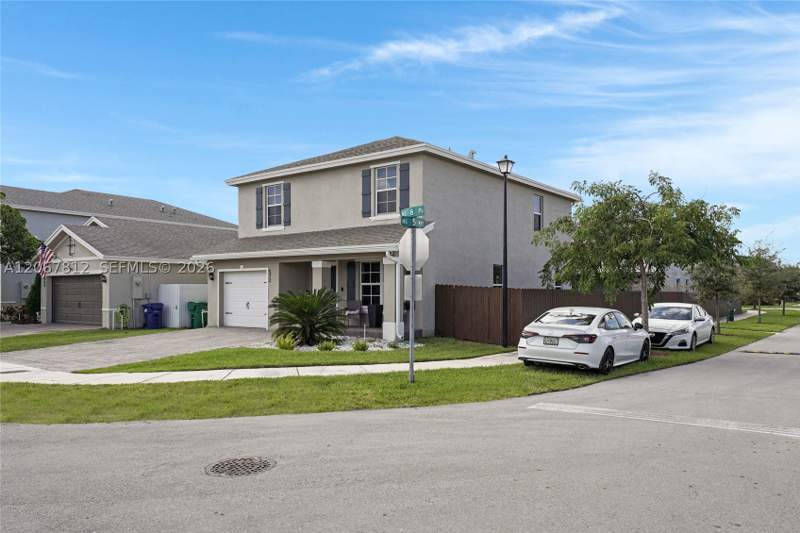 4 bedroom SingleFamilyResidence at 572 NE 6th Pl, Royal Homes West, Homestead — photo 2