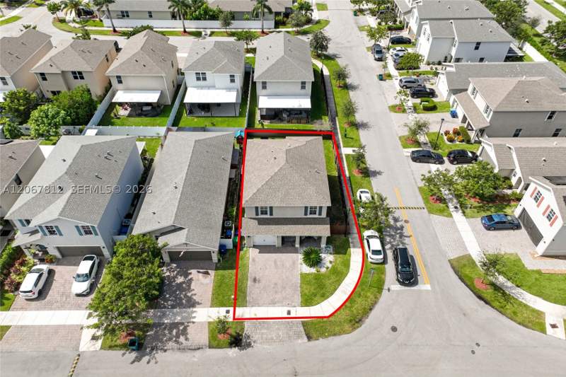 4 bedroom SingleFamilyResidence at 572 NE 6th Pl, Royal Homes West, Homestead — photo 4