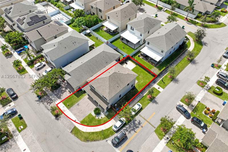 4 bedroom SingleFamilyResidence at 572 NE 6th Pl, Royal Homes West, Homestead — photo 5