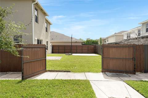 572 NE 6th Pl, Homestead FL - photo 9 of 33