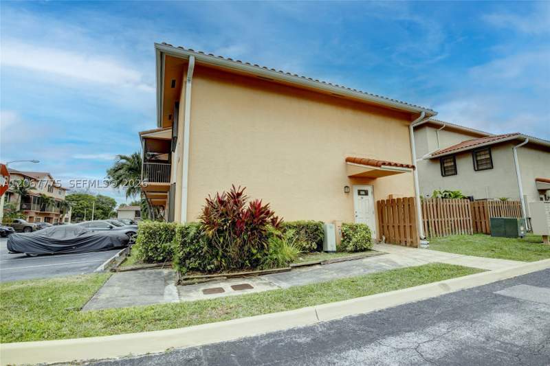 2 bedroom Townhouse at 9874 Hammocks Blvd 108-49, Banyan Tree Condo #11, Miami — photo 5