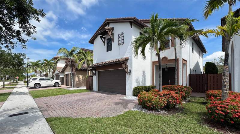 4 bedroom SingleFamilyResidence at 10235 NW 87th Ter, Grand Bay North, Doral — photo 2