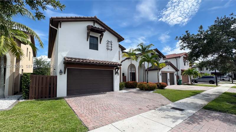 4 bedroom SingleFamilyResidence at 10235 NW 87th Ter, Grand Bay North, Doral — photo 3
