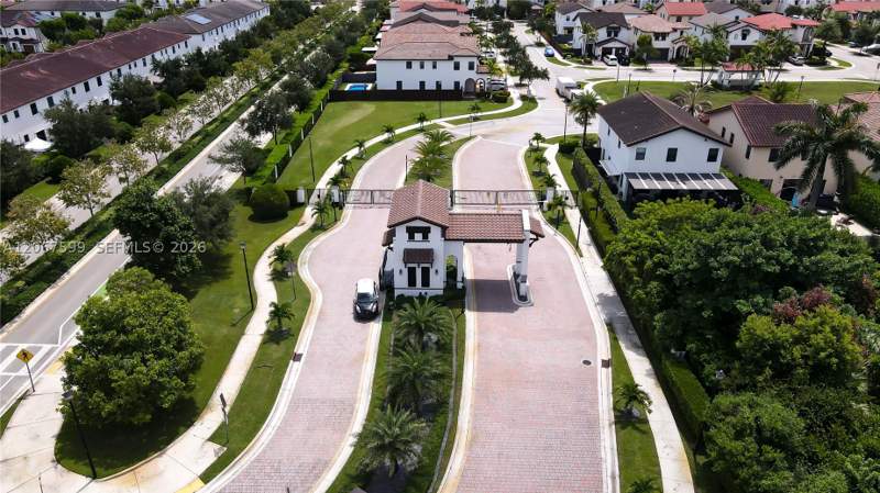 4 bedroom SingleFamilyResidence at 10235 NW 87th Ter, Grand Bay North, Doral — photo 4