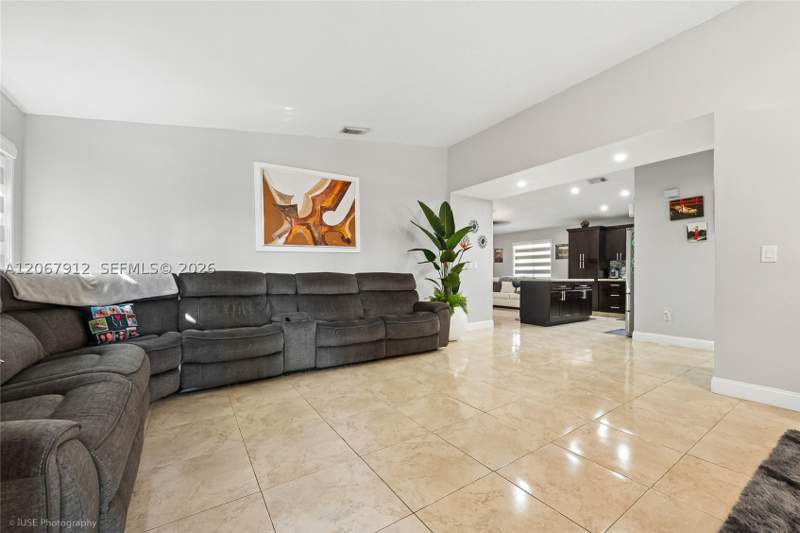 3 bedroom SingleFamilyResidence at 16520 SW 99th St, Peacocks Point, Miami — photo 3