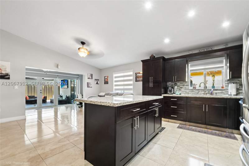 3 bedroom SingleFamilyResidence at 16520 SW 99th St, Peacocks Point, Miami — photo 4