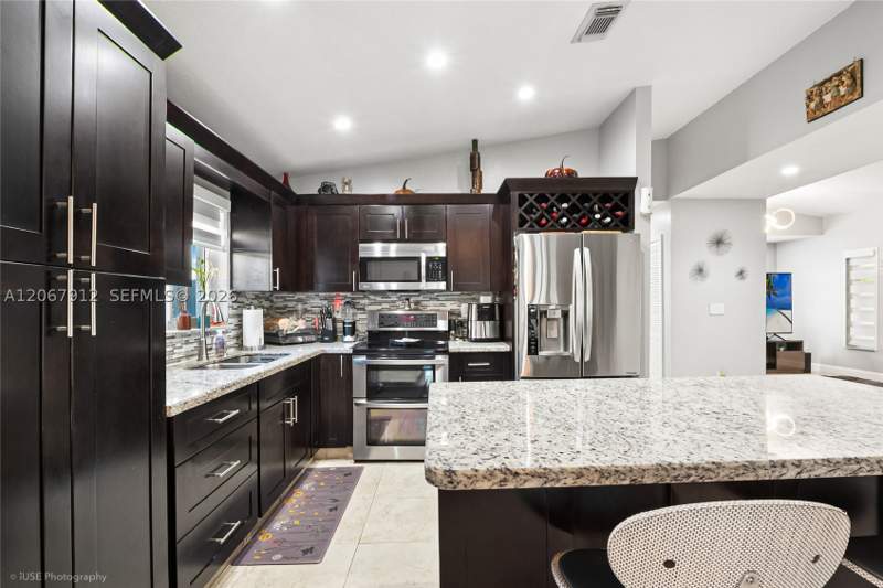 3 bedroom SingleFamilyResidence at 16520 SW 99th St, Peacocks Point, Miami — photo 5