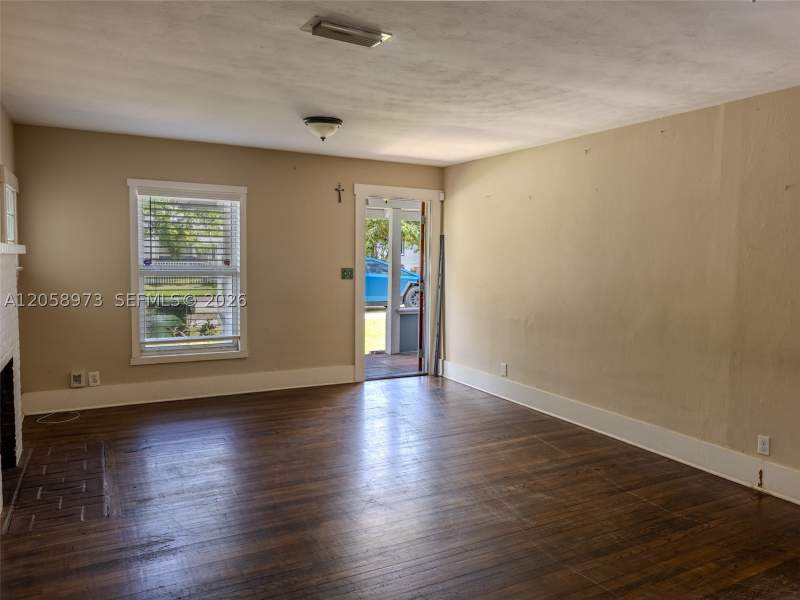 4 bedroom SingleFamilyResidence at 520 NE 129th St, Griffing Biscayne Pk Est, North Miami — photo 3