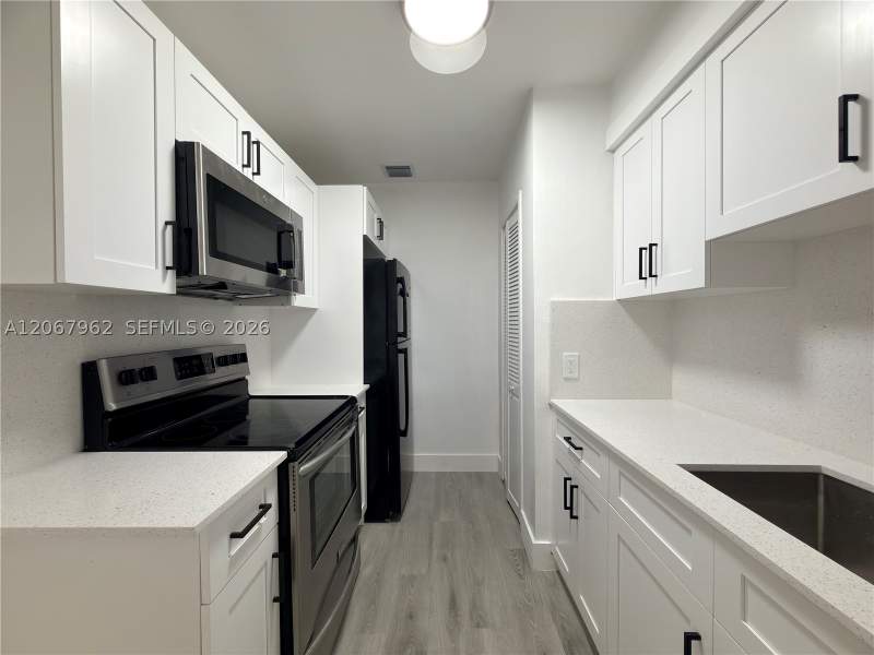 2 bedroom SingleFamilyResidence at 4060 SW 6th St, Le Jeune Place, Miami — photo 4