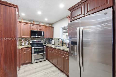 9011 NW 193rd Ter, Hialeah FL - photo 12 of 37