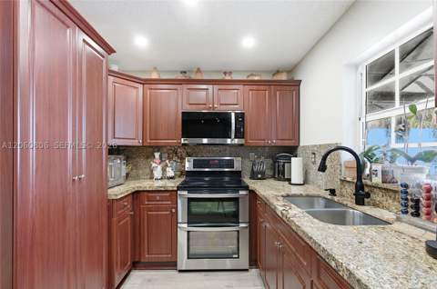 9011 NW 193rd Ter, Hialeah FL - photo 13 of 37