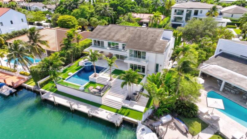 6 bedroom SingleFamilyResidence at 6819 Sunrise Pl, Sunrise Harbour Rev Pl, Coral Gables — photo 2