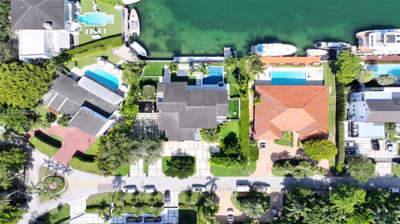 6 bedroom SingleFamilyResidence at 6819 Sunrise Pl, Sunrise Harbour Rev Pl, Coral Gables — photo 4