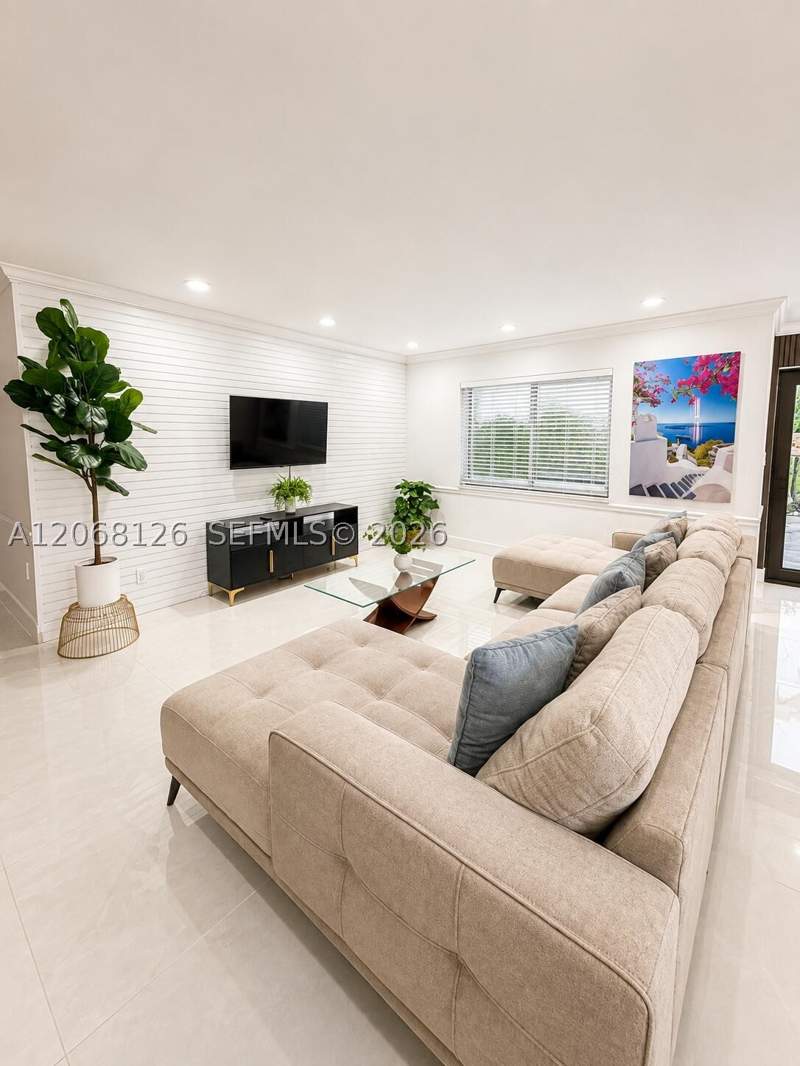 4 bedroom SingleFamilyResidence at 11351 SW 26th St, California Mansions, Miami — photo 4