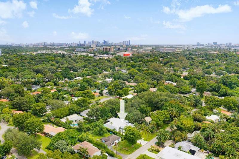 5 bedroom SingleFamilyResidence at 1015 NE 114th St, Biscayne Lawn Extension, Biscayne Park — photo 3