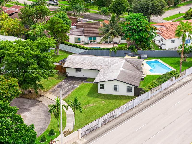 3 bedroom SingleFamilyResidence at 10331 SW 130th Ave, First Addn To Calusa Club, Miami — photo 2