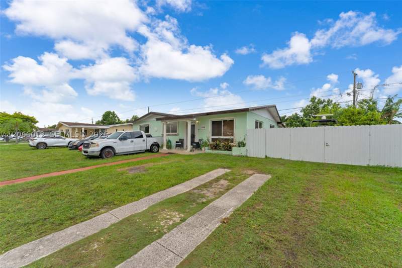 3 bedroom SingleFamilyResidence at 11940 SW 186th St, New So Miami Heights Sec, Miami — photo 2