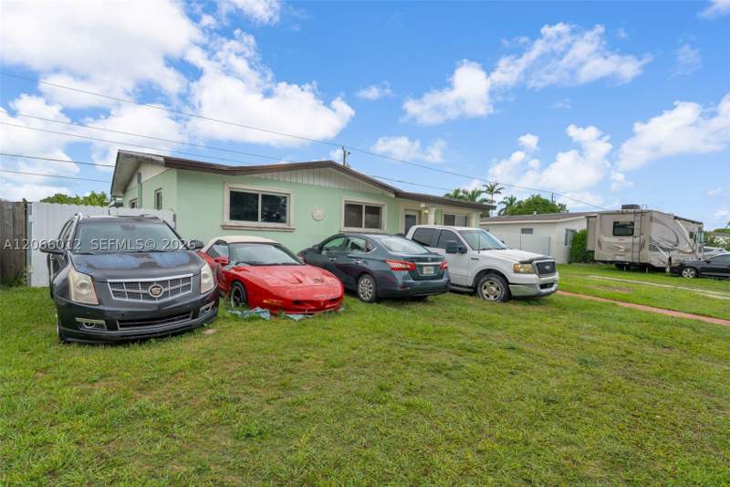 3 bedroom SingleFamilyResidence at 11940 SW 186th St, New So Miami Heights Sec, Miami — photo 3