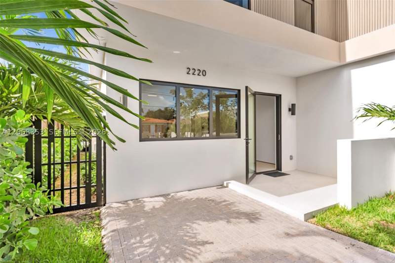 4 bedroom Townhouse at 2220 SW 14th St, Grapeland, Miami — photo 2
