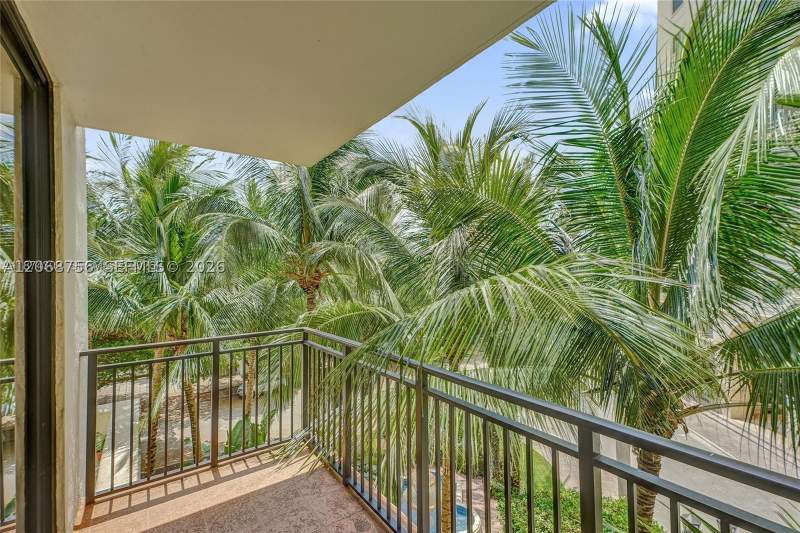 3 bedroom Condominium at 888 S Douglas Rd 304, Puerta De Palmas Condo, Coral Gables — photo 4
