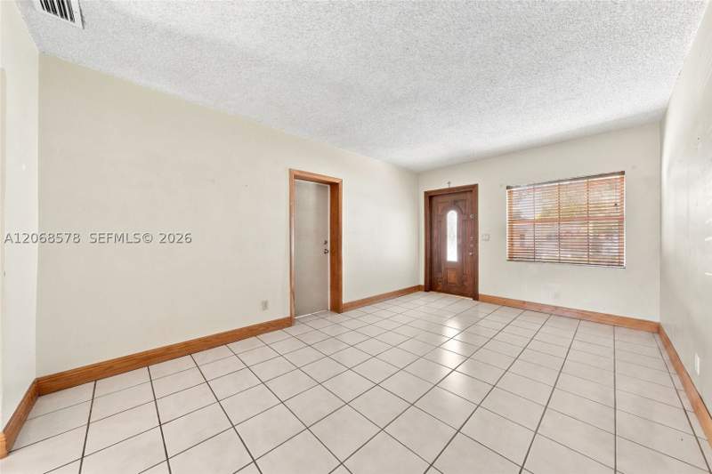 3 bedroom SingleFamilyResidence at 6710 SW 29th St, Central Miami Part 4, Miami — photo 4