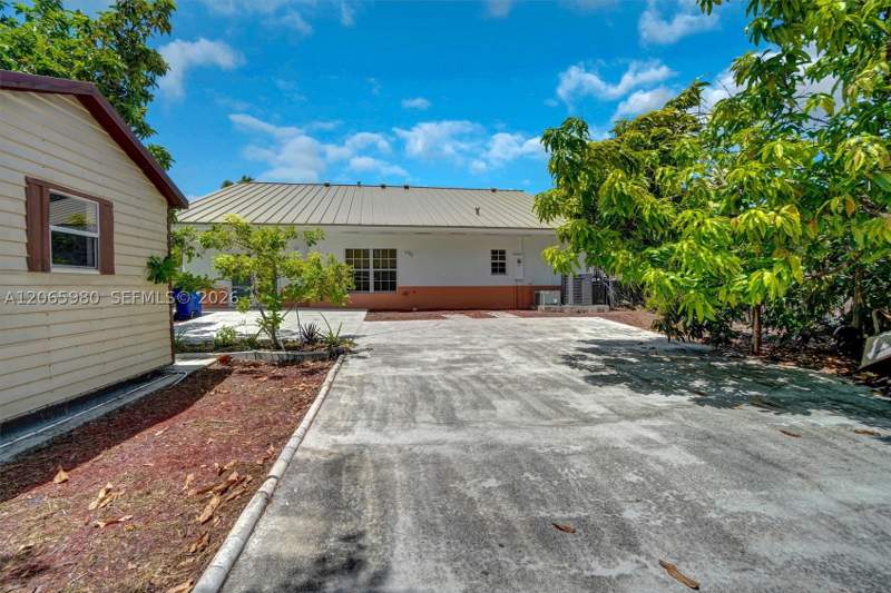 4 bedroom SingleFamilyResidence at 25 Ludlam Dr, Rev Of Rev Fec Addn Hiale, Miami Springs — photo 4