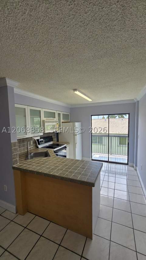 5290 W 21st Ct 304, Hialeah FL - photo 11 of 49