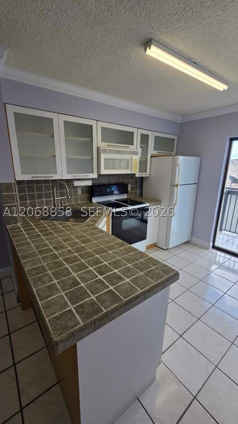 5290 W 21st Ct 304, Hialeah FL - photo 14 of 49