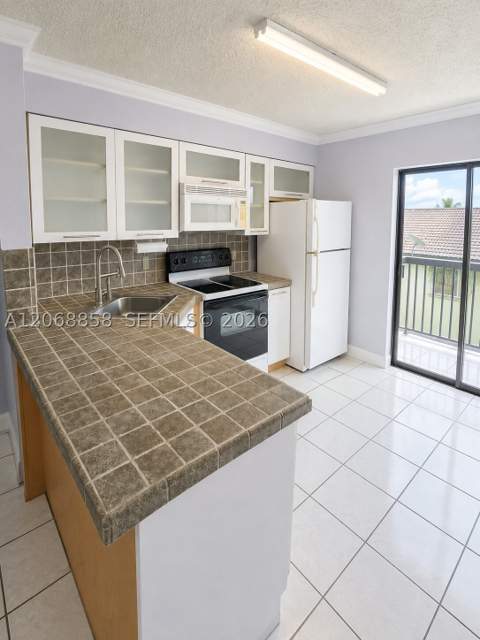 5290 W 21st Ct 304, Hialeah FL - photo 6 of 49