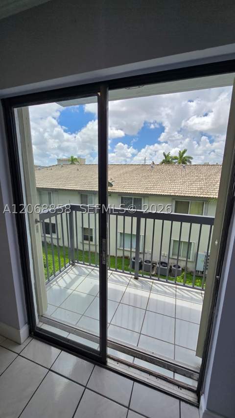 5290 W 21st Ct 304, Hialeah FL - photo 8 of 49