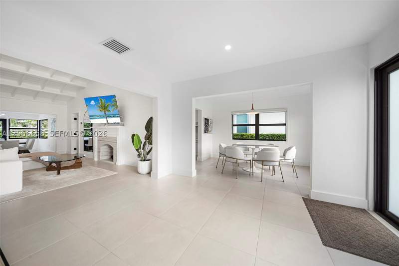 3 bedroom SingleFamilyResidence at 8844 Abbott Ave, Normandy Beach 2nd Amd Pl, Surfside — photo 2