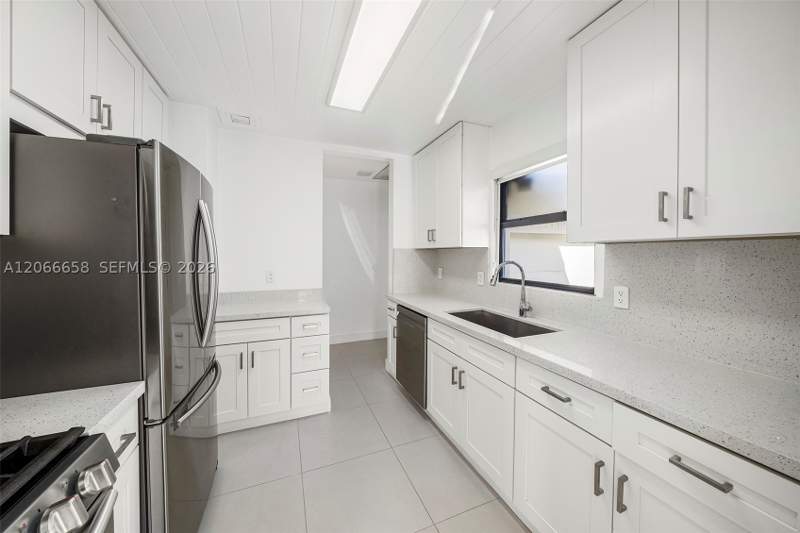3 bedroom SingleFamilyResidence at 8844 Abbott Ave, Normandy Beach 2nd Amd Pl, Surfside — photo 4
