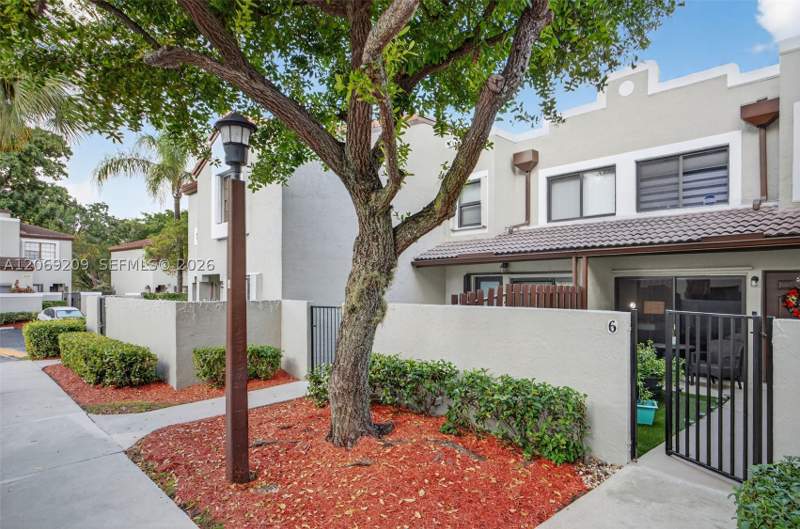 2 bedroom Townhouse at 10425 SW 154th Ct 6, Palm Point Sec 2, Miami — photo 3