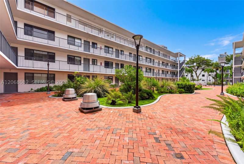 2 bedroom Condominium at 2924 Day Ave N314, Courtyards Of The Grove C, Miami — photo 3