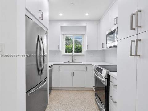17320 NW 80th Ave, Hialeah FL - photo 13 of 44