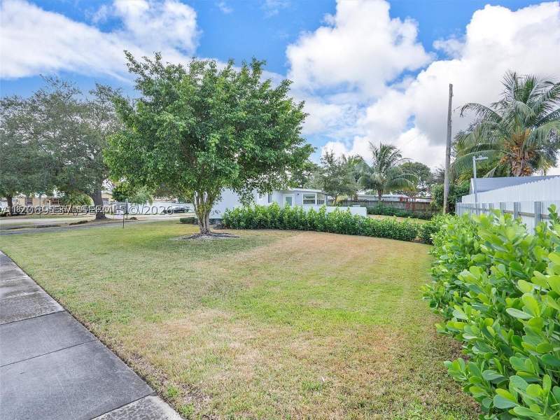3 bedroom SingleFamilyResidence at 17320 NW 80th Ave, Palm Springs North Sec C, Hialeah — photo 2