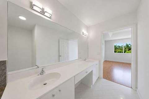 5733 NW 112th Place, Doral FL - photo 20 of 37