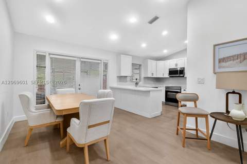 18847 NW 83rd Pl, Hialeah FL - photo 10 of 42