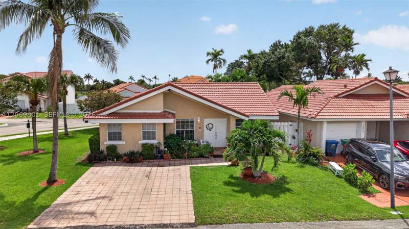 3 bedroom SingleFamilyResidence at 18847 NW 83rd Pl, Lakes of Avalon, Hialeah — photo 2