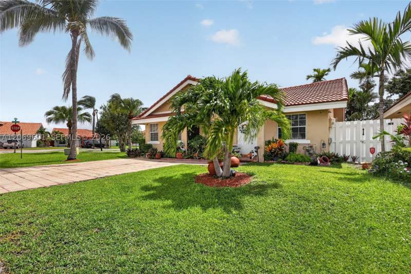 3 bedroom SingleFamilyResidence at 18847 NW 83rd Pl, Lakes of Avalon, Hialeah — photo 3