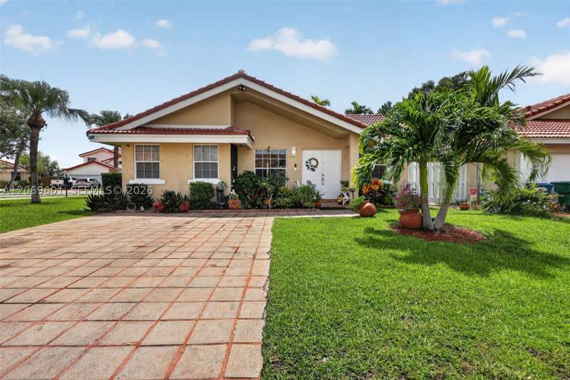 3 bedroom SingleFamilyResidence at 18847 NW 83rd Pl, Lakes of Avalon, Hialeah — photo 4