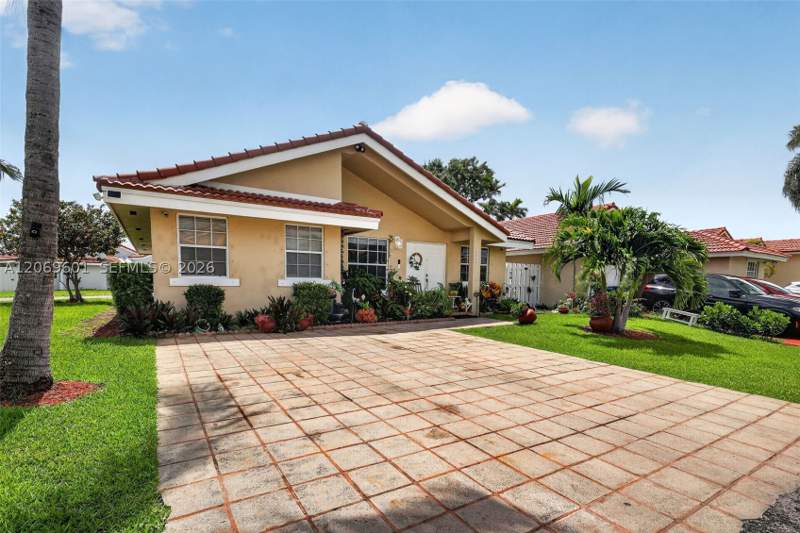 3 bedroom SingleFamilyResidence at 18847 NW 83rd Pl, Lakes of Avalon, Hialeah — photo 5