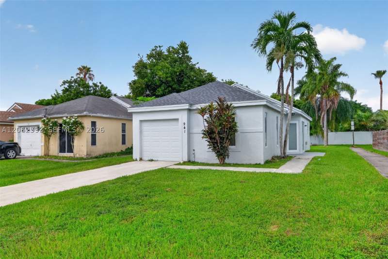 3 bedroom SingleFamilyResidence at 941 SW 7th Pl, Villas Of Palm Bay, Florida City — photo 2