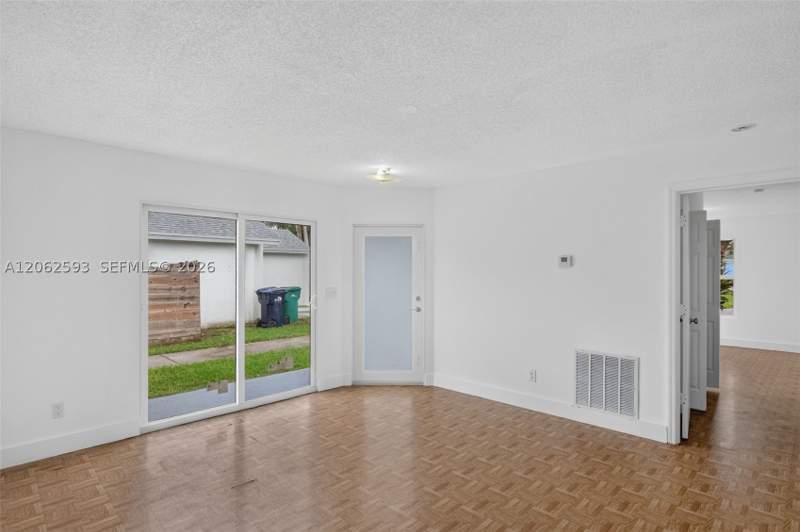 3 bedroom SingleFamilyResidence at 941 SW 7th Pl, Villas Of Palm Bay, Florida City — photo 4