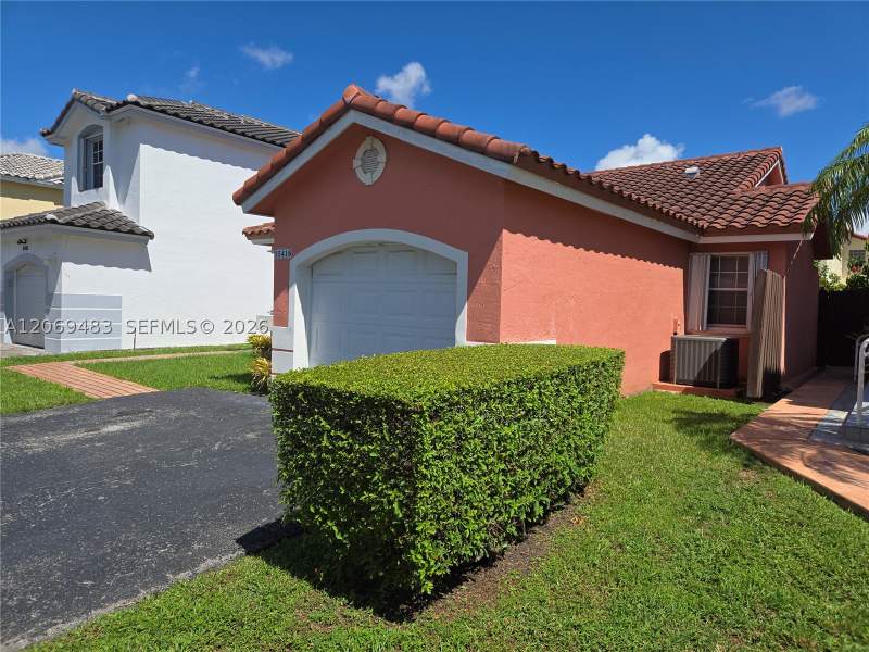 3 bedroom SingleFamilyResidence at 15416 SW 50th Ter, Lakes Of The Meadow-Meado, Miami — photo 2