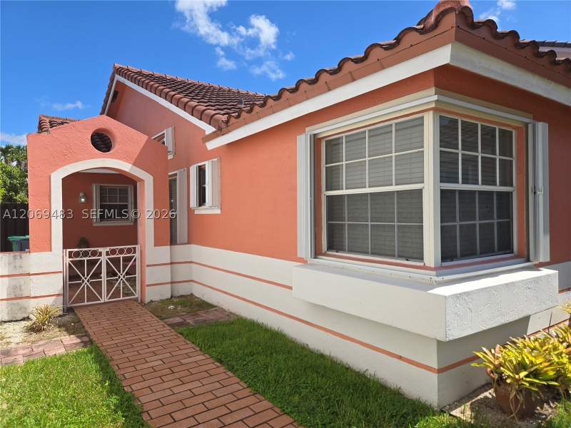 3 bedroom SingleFamilyResidence at 15416 SW 50th Ter, Lakes Of The Meadow-Meado, Miami — photo 3