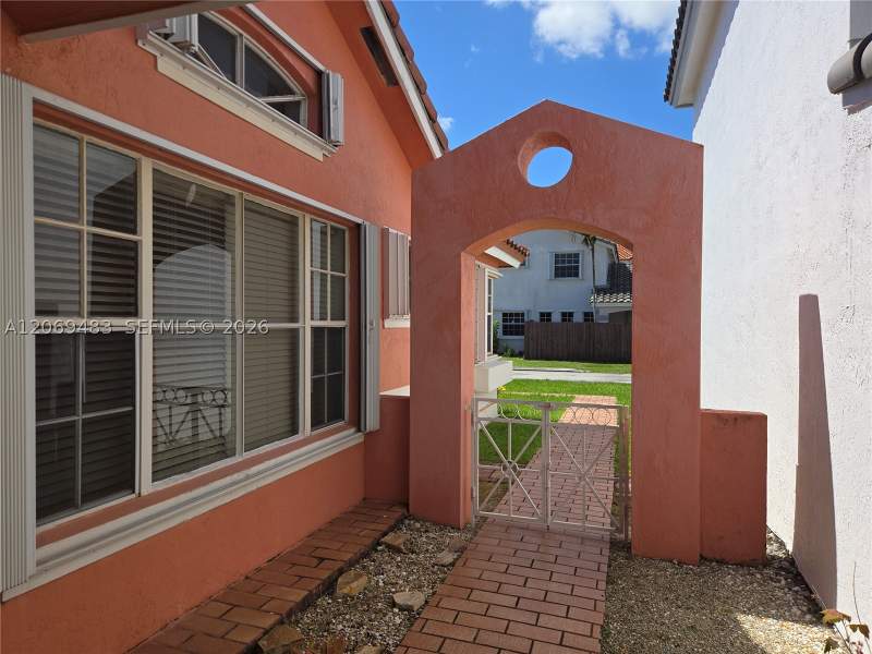 3 bedroom SingleFamilyResidence at 15416 SW 50th Ter, Lakes Of The Meadow-Meado, Miami — photo 4