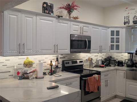 560 NW 184th Ter, Miami Gardens FL - photo 10 of 38