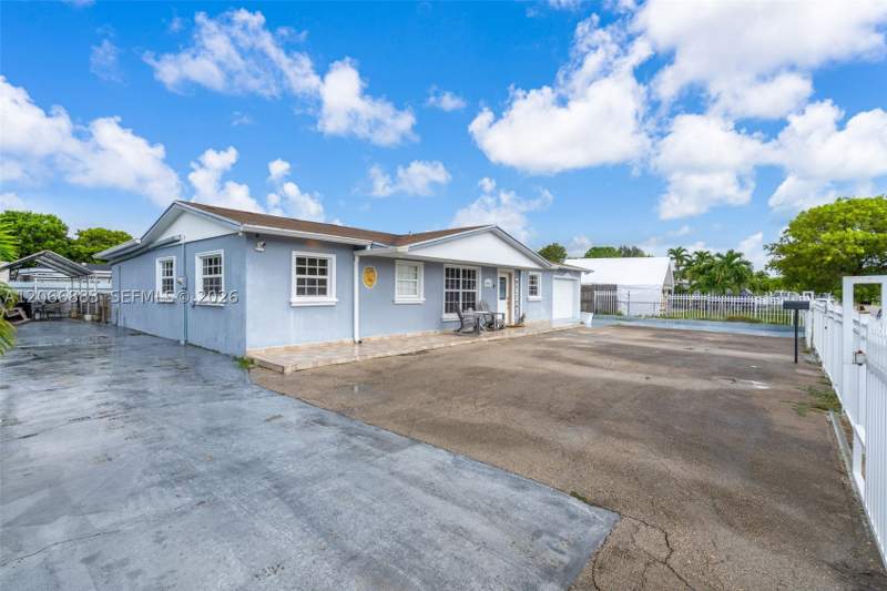5 bedroom SingleFamilyResidence at 20514 NW 44th Pl, Carol City Gardens 2nd Ad, Miami Gardens — photo 2