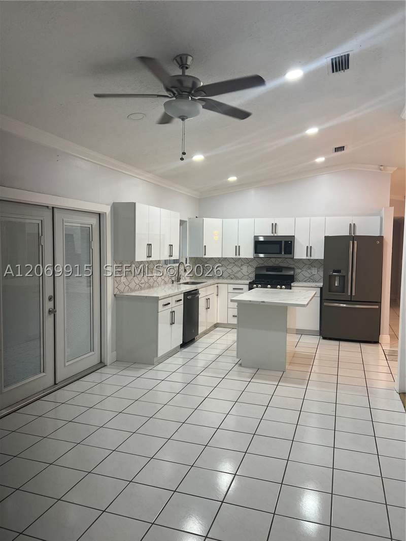 4 bedroom SingleFamilyResidence at 9940 SW 155th St, Peacock Place Sub, Miami — photo 4